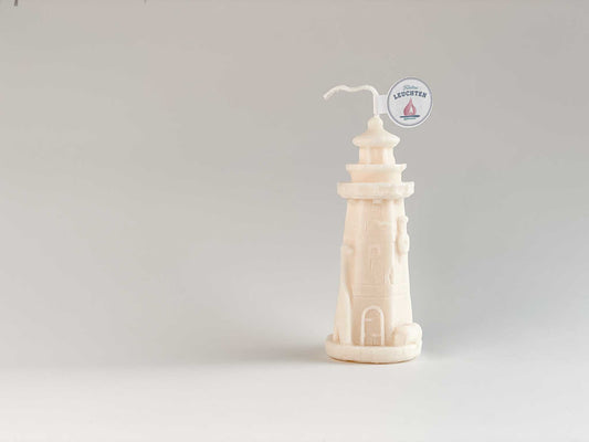 kleine Leuchtturmkerze aus cremeweißem Rapswachs vor weißem Hintergrund