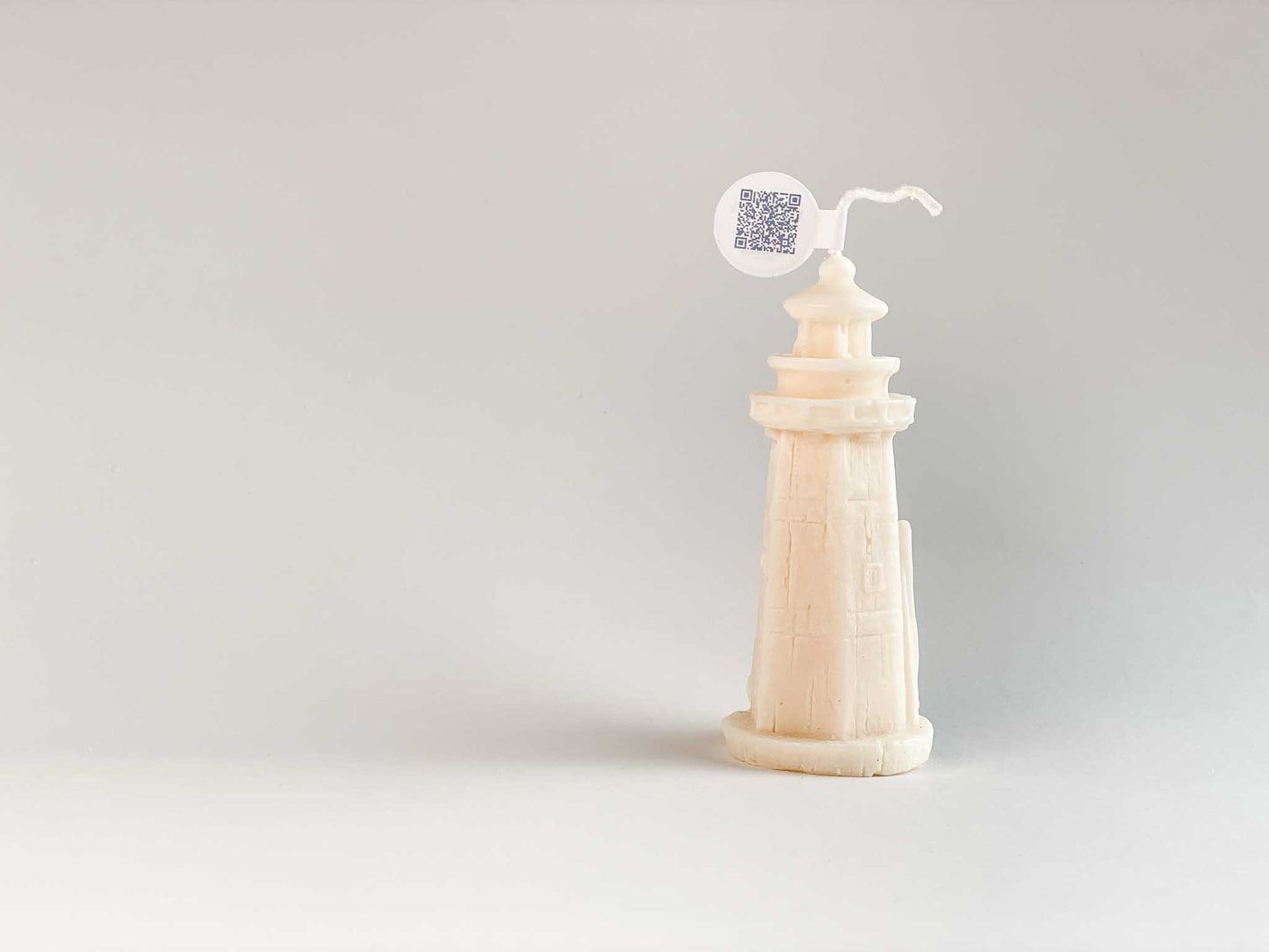 cremeweiße Kerze als Leuchtturm Rückansicht