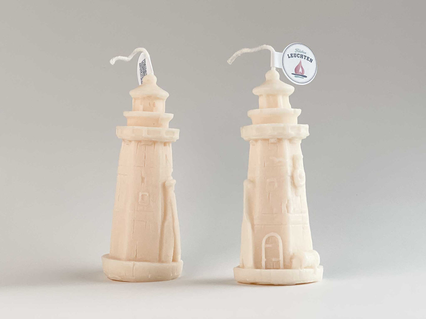 2 cremeweiße Leuchttürme als Rapswachskerze
