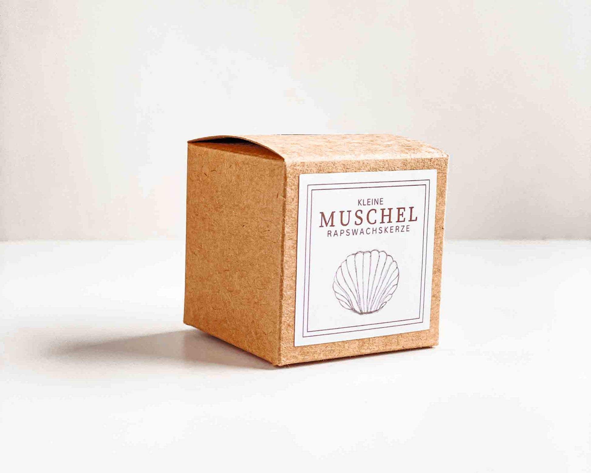Frontansicht der Verpackung der Muschelkerze