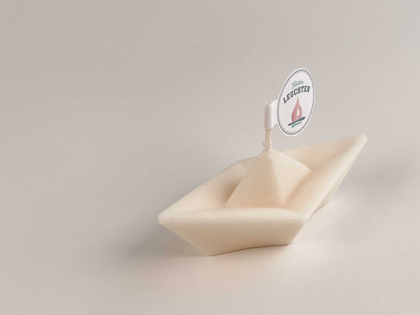 Nahaufnahme cremeweiße Schiffchenkerze aus Rapswachs