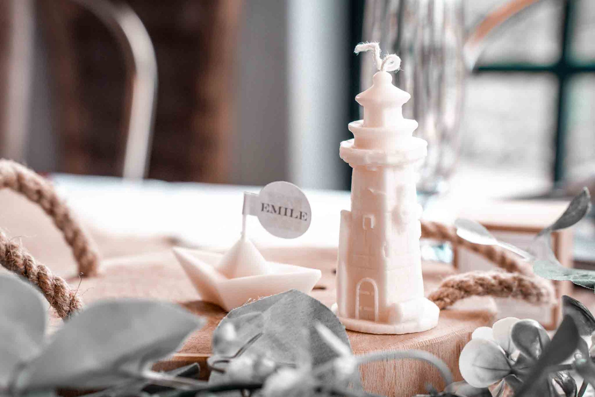 Leuchtturm danebne Schiffchenkerze mit rundem Fahnenetikett mit der Aufschritt Emile