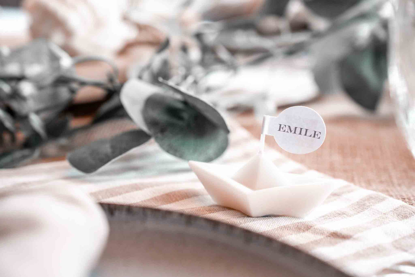 Schiffchen Rapswachskerze mit Fahnenetikett und Namensaufschrift Emile als Gastgeschenk und Namensschild