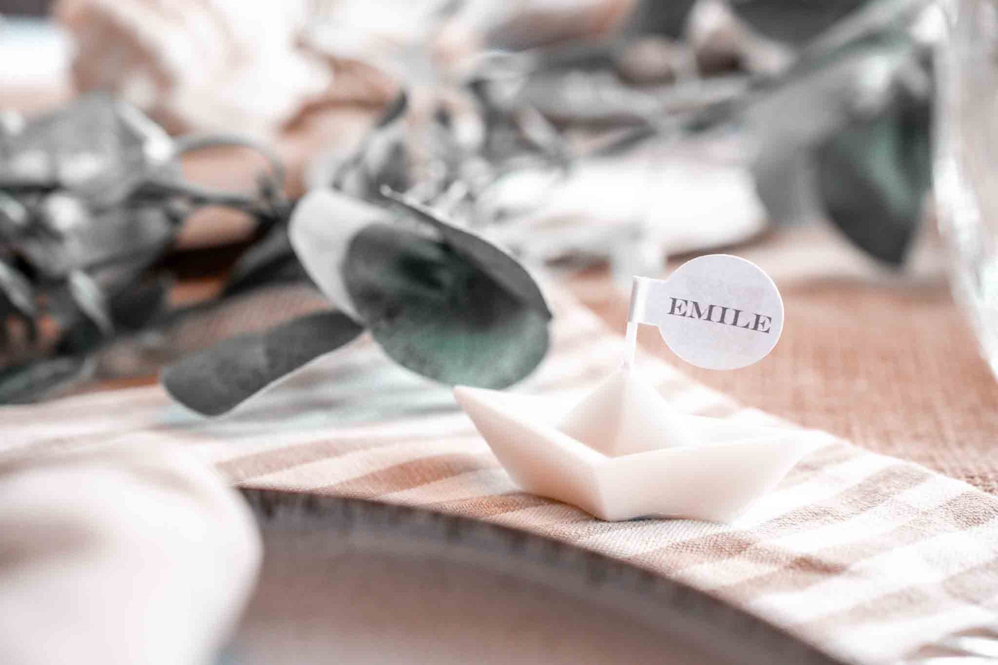 Schiffchen Rapswachskerze mit Fahnenetikett und Namensaufschrift Emile als Gastgeschenk und Namensschild