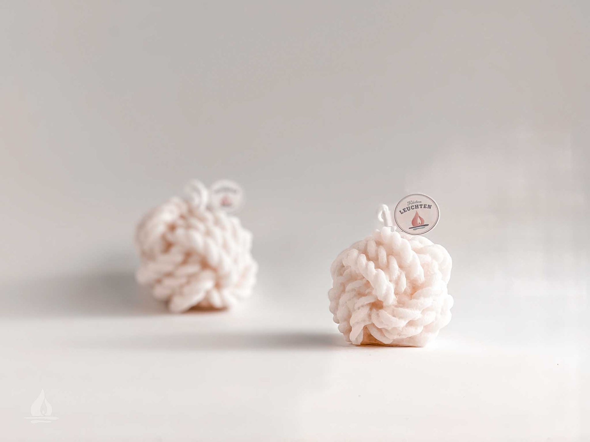 kleine Knotenkerze vor weißem HIntergrund