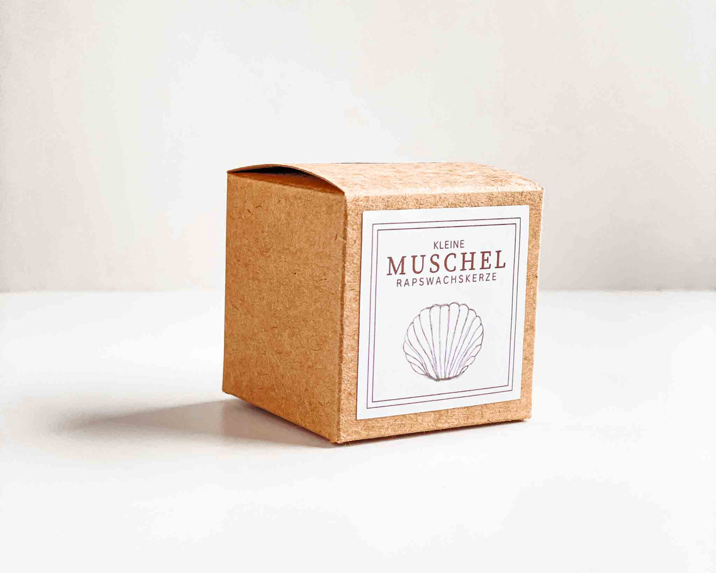 Frontansicht der Verpackung der Muschelkerze 