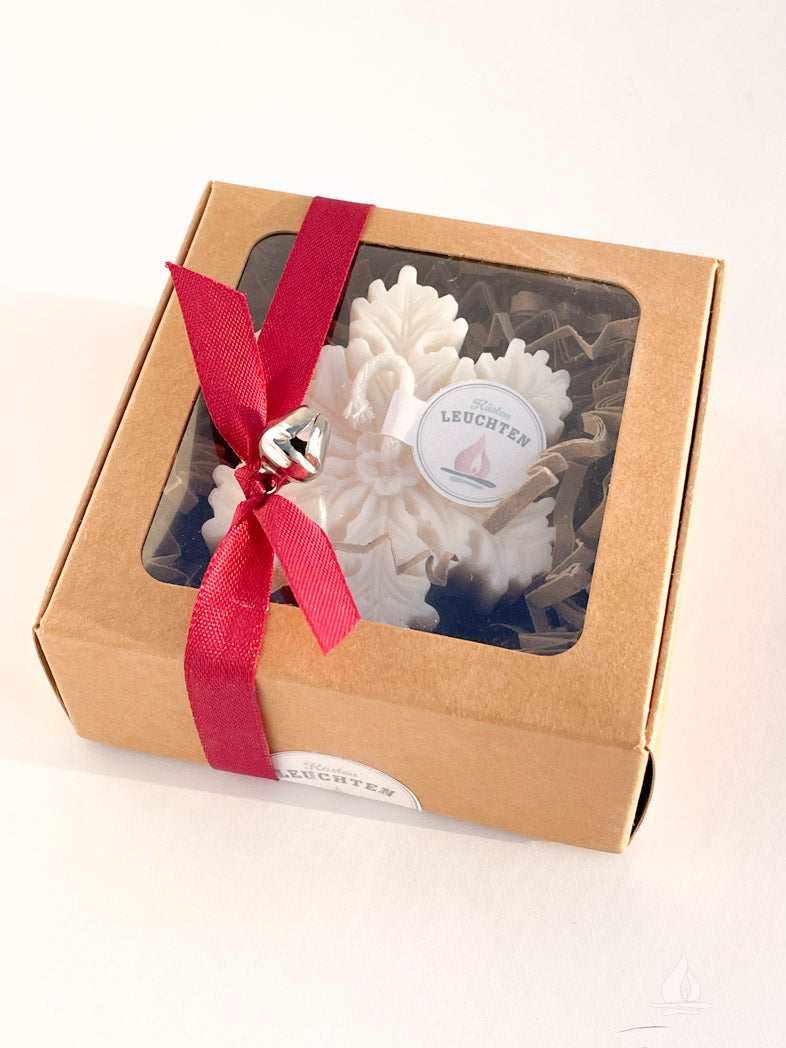 cremeweiße Schneeflockenkerze aus Rapswachs verpackt in Kraftkarton Verpackung mit Fenster