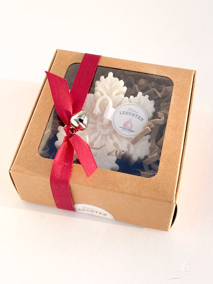 cremeweiße Schneeflockenkerze aus Rapswachs verpackt in Kraftkarton Verpackung mit Fenster