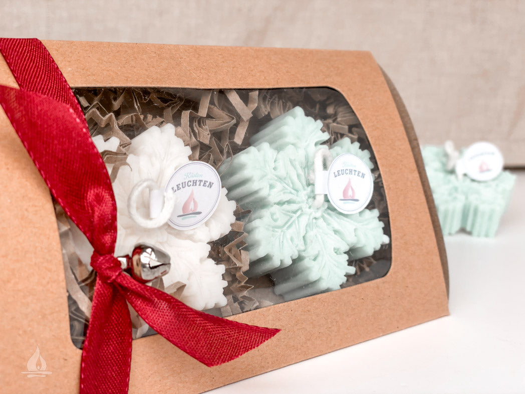 Mitbringselgeschenk Schneeflockenkerze in cremeweiß & eisblau in naturbrauner Pillowbox mit Sichtfenster